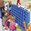 (rs)   Spielend Gutes tun, das können Kinder und Erwachsene beim großen Spielfest in der Landkreishalle am Sonntag, 16. Februar. Im Vordergrund stehen aber Spaß und Vergnügen. Und davon gibt es reichlich, denn Hüpfburg, Mattenrutsche, Fallschirm, Pedalos, Stelzen, Bewegungslandschaft sowie Spiel- und Sportgeräte und jede Menge Spielkameraden versprechen einen kurzweiligen Nachmittag. Los geht es in der Sporthalle des Landkreises an der Wirtschaftsschule (Franz-Marschall-Straße) am 16. Februar um 13 Uhr. Dann können die Kleinen bis 18 Uhr fünf Stunden lang nach Lust und Laune spielen und herumtoben. Der Eintritt ist frei, um Spenden für den einen guten Zweck wird gebeten. Der komplette Erlös des Spielfestes, das von ehemaligen Juzlern mit Unterstützung des Kreisjugendrings und dem Kinderturnclub-Team der DJK Salz veranstaltet wird, kommt der Palliativstation der Kreisklinik zu Gute. Wer spielend helfen will und seinem Kind jede Menge Spaß bieten möchte, ist an diesem Tag in der Landkreishalle goldrichtig. Unbedingt Hallen-Turnschuhe mitbringen, außer wird empfohlen, per Auto über den Bereich Sparkasse/Finanzamt anzufahren, hier stehen an der Berufsschule ausreichend Parkplätze zur Verfügung.
