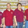 Neueröffnung: Florian Guck (Mitte) und sein Team, bestehend aus (von links) Katja Schuck, Ehefrau Tanja Guck, Simone Schlereth und Gotthard Then, übernimmt den Landfuxx-Markt und zieht in das ehemalige Rewe-Gebäude um, rechts der Geschäftsführer der Firmengruppe Zehner, Bernd Zehner.