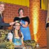 Machtwechsel: Jasmin Köhler (sitzend) heißt die neue Günterslebener Weinprinzessin. Gekrönt wurde sie (von links) von der Fränkischen Weinkönigin Marion Wunderlich und ihrer Vorgängerin als Weinprinzessin, Anna Helgert. Den Abend moderierte die ehemalige Fränkische Weinkönigin Sabine Ziegler, die ebenfalls aus Güntersleben stammt.