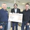 (spf)   1500 Euro hat das Unternehmen Unfall Stegner für einen guten Zweck gespendet. Anlässlich einer Betriebsfeier war der Betrag gesammelt worden, den Bernd und Jens Stegner (im Bild links und rechts) kürzlich an den Geschäftsführer des Haus Marienthal, Rainer Brandenstein, übergaben. Das Geld, so berichtete Brandenstein, werde für den Kauf von pädagogischen Spielzeugen für die derzeit im Bau befindliche Kinderkrippe am Bergl verwendet. Aufgrund des milden Winters wird die neue Einrichtung des Haus Marienthal seiner Einschätzung nach voraussichtlich schon Ende April fertiggestellt sein und ihren Betrieb mit der Betreuung von insgesamt 24 Kleinkindern unter drei Jahre aufnehmen.