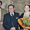 Blumen: Bürgermeister Karl Hügelschäffer und Peter Süß dankten der Heidingsfelder Weinprinzessin Barbara Wohlfahrt.