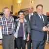 Gratulation: Der Winzer- und Bürgerverein Gambach bekam den diesjährigen Weintourismuspreis verliehen. Das Bild zeigt (von links): Steffen Bauer, Richard Steinbach, Susanne Steinbach, Weinbauverbandspräsident Artur Steinmann, Landwirtschaftsminister Helmut Brunner und den Vereinsvorsitzenden Walter Steinbach.