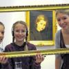 Voller Durchblick bei der Kunst: Die zehnjährigen Besucherinnen Tizia und Franka (von links) werfen mit Gymnasiastin Nina Rolfs einen „Blick hinter den Bilderrahmen“.