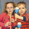 Fleißig üben: Der zweijährige Silas übt zu Hause mit seiner älteren Schwester Lara, um beim bevorstehenden Musikkurs am 21. Februar im Bildhäuser Hof in Bad Neustadt etwas zeigen zu können.