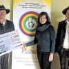 Hilfe für krebskranke Kinder: Ludwig (links) und Roland Kümmeth überreichten Karin Rost von der Elterninitiative der Kinderkrebsstation „Regenbogen“ in Würzburg den Spendenscheck über 300 Euro.