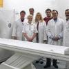 Differenziertere Diagnose bei kürzerer Untersuchungsdauer gewährleistet der neue Hochleistungs-CT der Neurologischen Klinik: Im Bild von links Dr. med. Christian Palm, Oberarzt der Neurologischen Klinik, Susanne Höhn, Medizinisch-technische Radiologieassistentin, Prof. Dr. med. Bernd Griewing, Ärztlicher Direktor der Neurologischen Klinik, Birgit Pfaff, André Höhn, Dr. med. Stefan Fodor, Oberarzt der Klinik für Diagnostische und interventionelle Radiologie und Dr. med. Hassan Soda, Oberarzt der Neurologischen Klinik.