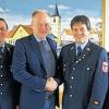 Ehrung: Bürgermeister Helmut Blank gratuliert Kreisbrandmeister Guido Schneider für 25-jährige Mitgliedschaft. Links Vorsitzender Joachim Schneider, rechts Kommandant Wolfgang KlöffelFoto: Hubert Breitenbach