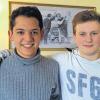Kumpels: Gastschüler Guillermo Sandi Scott (links) aus Bolivien wohnt seit September bei Benjamin Schäffers Familie in Sommerach. Unser Bild zeigt die beiden im Alt-Berliner Biersalon auf dem Kurfürstendamm.