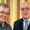 Dank für die Treue: Gerd-Uwe Johnson (Vorsitzender, rechts) ehrt Manfred Dix für 25-jährige Vereinszugehörigkeit.