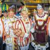 Gruppenbild mit dem Dreigestirn: Reinhart Stumpf, Präsident der 1. Karnevalsgesellschaft Elferrat Würzburg (links) und Sitzungspräsident Burkard Pfrenzinger (rechts) stellen sich mit den Symbolfiguren des Kölner Karnevals – Jungfrau, Bauer und Edelmann - der Fotografin.
