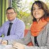 Kontrolliert: Michael Glück (von links) und Manuela Vogler von der Staatlichen Kurverwaltung nehmen alle drei Jahre die Unterlagen der Betriebe im Staatsbad Bad Brückenau unter die Lupe.  Ralf Ruppert