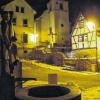 Hambachs goldene Mitte: Der Herrenbrunnen mit zwei Sozialpionieren, Schullehrer Valentin Gaßner und Pfarrer Adam Stupfel.
