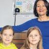 Erfolgreich bei „Jugend musiziert“: die Schwestern Annika (links) und Elena Nöth, hier zusammen mit Musikschulleiterin Martha Bolkart-Mühlrath.