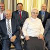 Goldene Hochzeit im Doppelpack: Irene und Udo Gauter aus Neudorf sowie Bärbel und Hermann Belser (vorne von links) feierten am Wochenende gemeinsam. Dazu gratulierten unter anderem Neudorfs Ortssprecher Reinhold Müller, Prichsenstadts Bürgermeister Adolf Falkenstein, sowie Erich Servatius von der Stadt Gerolzhofen.