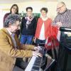 Da ist Musik drin: Der Vorsitzende des Fördervereins für die Musikschule, Dr. Georg Feser, spielt Klavier. Ihm lauschen Antje Gühlen (Schriftführerin), Burgl Holzner-Nathan (Schatzmeisterin), Musikschulleiterin Sigrun Reder und zweiter Vorsitzender Karl-Hubertus Eckert.