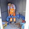 Gemeindearbeiter Edwin Martin schließt den Hahn der Notversorgung. Erlenbach wird wieder aus eigenen Brunnen mit Trinkwasser versorgt.