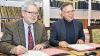 Der Präsident der Universität Bamberg, Godehard Ruppert (links), und Landrat Reinhard Frank haben einen Kooperationsvertrag unterzeichnet.