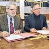 Der Präsident der Universität Bamberg, Godehard Ruppert (links), und Landrat Reinhard Frank haben einen Kooperationsvertrag unterzeichnet.