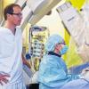 Kompetenz vermitteln: Nicht nur an der Universität, sondern auch an der Herz- und Gefäß-Klinik gibt Chefarzt Professor Denke (links) sein Wissen weiter, wie hier an eine Oberärztin.