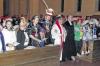 (kri)   Ganz ohne das gewohnte „Helau“ betraten die  Narren die katholische Kirche, wo sie von den Pfarrern Kohl und Hartmann zum ersten ökumenischen Narrengottesdienst der KGG erwartet wurden. Die große Kirche war gefüllt wie schon lange nicht mehr, heißt es in einer Pressemitteilung. Verkleidete Gäste, Gardemädchen in Kostümen und Prinzenpaare in Montur passten sich sehr gut ein, in die mit Luftschlangen geschmückte Kirche. Nicht nur an der gereimten Lesung, die der Kindersitzungspräsident vortrug, oder an den Fürbitten der Gardemädchen und des Prinzenpaars, sondern auch am liebevoll gereimten Evangelium oder der gereimten Predigt erkannte man, das es sich um keinen „normalen Gottesdienst handelte. Die etwas andere Predigt über Adam, Eva und dem Apfel brachte den einen oder anderen zum Schmunzeln. Nachdem dann passend dazu der singende Sitzungspräsident Hans-Jürgen Haaf-Finkenauer ein Schunkellied anstimmte, stand und schunkelte die ganze Kirche.