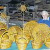 Ein altes Handwerk ist sein Hobby: Oswald Behl aus Rettersheim mit seiner Winterproduktion.