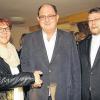 Manuela Stich begrüßte Pfarrer Matthias Subatzus (Mitte) mit Handschlag. Die offizielle Amtseinführung war Aufgabe des Dekans Martin Ost.
