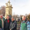 Ideen für die Umgestaltung des Alten Friedhofes: Bürgermeister Klaus Christof, die Vorsitzenden der Interessengemeinschaft Franz Böhm und Frits Galistan, Stadtgärtner Johannes Linder und Vorarbeiter Andreas Barber. Foto: Ralf Dieter