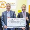 (fi) Gemeinsam für einen guten Zweck: 1100 Euro spenden die Druckhaus Weppert Schweinfurt GmbH und das Personalunternehmen I. K. Hofmann GmbH an die Gerolzhöfer Tafel. Weppert-Geschäftsführer Norbert Hettrich (Zweiter von links) und Hofmann-Niederlassungsleiter Jürgen Lazar (Dritter von links) übergaben den Scheck an Ingrid Gotthardt (links) und Marliese Hermann (rechts), die Leiterin und die Schatzmeisterin der Gerolzhöfer Tafel, die eine Außenstelle der Schweinfurter Tafel ist. Das Geld kam durch die Teilnahme des Weppert-Teams am Schweinfurter Benefiz-Schlauchbootrennen, dem „Rowdy River Raft Race“, zusammen. Das Rudern der „Weppinger“ für einen guten Zweck wurde von der I. K. Hofmann GmbH anschließend mit 550 Euro unterstützt. Weppert-Geschäftsführer Hettrich verdoppelte den Betrag auf 1100 Euro.