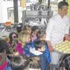 (ret)   Der Kindergarten Kicherkiste in Esselbach besuchte jüngst die örtliche Apotheke und die Bäckerei. Apothekerin Marianne Hofmann zeigte die verschiedenen Bereiche ihres Geschäftes und erklärte im Labor, wie man ein ein Medikament auf Giftstoffe testet. Zum Abschluss bekamen die Kinder reichlich leckeren Traubenzucker geschenkt, um den Winter gut zu überstehen. Auch die Bäckerei Stahl und Stieber stand auf dem Programm. Hier durften die Mädchen und Buben leckere Plätzchen ausstechen und anschließend zuschauen, wie Faschingskrapfen gebacken werden. Von der Pike auf sahen sie, wie das Faschingsgebäck hergestellt und im Fett ausgebacken wurde. Danach durften die Kinder die Krapfen sogar selbst mit Hiffenmark füllen. Zum Schluss wurden sie mit Zucker und Puderzucker bestäubt und alle durften auch von den leckere Faschingskrapfen kosten.