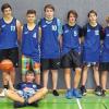 Erfolgreich: die J-II-Basketball-Mannschaft des Gymnasiums Bad Königshofen. Unser Bild zeigt (von links) Chris Zernentsch, Niklas Fürst, Simon Heid, Fabian Degen, Dominik Wycisk, Dominik Schmitt, Laszlo Jahrsdörfer, Jan Pecat, Michael Schmidbauer (Betreuer) sowie (sitzend) Leonard Jahrsdörfer. Es fehlt Hans Brückel.
