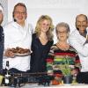 (fr)   Auch heuer war die TV-Show „Dalem total“ Höhepunkt des TSV-Faschingsabends im Sportheim. Die Kochprofis imitierten bekannte Fernsehköche, im Bild von links Martin Bayer, Frank Klose, Jürgen Jakubowski und Timo Köhler. Es assistierten Eva Seufert und Adelheid Schlede. Während ihres Auftritts rochen sie so manchen Braten aus dem Dorfgeschehen. Angela Seufert schilderte in der Bütt ihren Alltag. Georg Rumpel berichtete über die Neuigkeiten. Auch Adelheid Schlede erhielt für ihren mit Witz vorgetragenen Beitrag viel Beifall. Timo Köhler forderte die 28 Theilheimer Gemeinderatskandidaten dazu auf, mehr Einsatz für die Wahlen am 16. März zu zeigen. Er kriti-sierte den teuren Umbau des Platzes an Kirche und Rathaus in Waigolshausen. Außerdem wusste er schon, dass der Kirchplatz in Petersplatz umbenannt wird, entweder in Anlehnung an Rom oder an den aktuellen Bürgermeister. Alfred Kestler begleitete seine Urlaubserlebnisse mit der Gitarre. Das Dalemer Fernsehballett wurde von Nicole Jakubowski und die Dance Movers von Christian Zufraß trainiert. Durch den lustigen Abend führte gekonnt Ernst Ums.