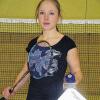 (jko)   Nadja Schenkel hat sich für das Badminton-Ranglistenturnier auf der Nordbayernebene am 15. März qualifiziert. Die 17-jährige Ochsenfurterin war beim Bezirksturnier in Laufach bei den U 19-Frauen an Position eins gesetzt und wurde dieser Rolle auch gerecht. Sie stieg erst im Viertelfinale ein. Dort gewann sie gegen Katrin Zengraf (TV Laufach) mit 21:8, 21:17. Überraschend traf sie im Halbfinale auf die erst 14-jährige Ronja Söller (TV Großwallstadt), die sie nach einem Lauf intensiven Match mit 21:14, 21:14 besiegte. Im Finale war Söllers ältere Schwester Julia, an Position zwei gesetzt, Schenkels Gegnerin. Mit 21:12 und 21:7 gewann die Ochsenfurterin deutlich und sicherte sich Ochsenfurt ihren ersten Einzel-Titel der laufenden Saison. Schon im Vorfeld hatte sich Schenkel im Frauen-Doppel an der Seite ihrer Endspielgegnerin für die nächste Ebene qualifiziert.