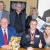 Stolz auf den Weltmeister: Nico Ludwig (Mitte) gewann bei der Weltmeisterschaft im Eisstock-Weitschießen in Innsbruck die Goldmedaille im Mannschaftswettkampf und der Bronze in der Einzelwertung. Beim Empfang im Rathaus gratulierten (vorne von links) Vater Guido Ludwig, Bürgermeister Emil Heinemann, Anna Kirchner, Bruder Daniel Ludwig sowie (hinten von links) Abteilungsleiter Eisstockschützen Kurt Ludwig, der Vorsitzende der SG Franken 06 Michael Stich, Großvater Heinz Mahr, Birgit Fery und Trainer Wolfgang Fery sowie Mannschaftkollege Theo Einbecker.