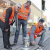 Bürgermeister Wolfgang Back (von links) und Bauhof-Leiter Bernhard Schaupp schauen Mitarbeiter Peter Böb beim Nachmalen der weißen Markierungen auf Bad Bocklets Straßen über die Schulter. Foto: Ralf Ruppert