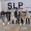 Spatenstich für neue Halle: Die Firma SLP Schwäbische  Landprodukte investiert kräftig in den Standort Gnötzheim. Norbert Nagler (Baufirma Nagler), Johanna Zorn-Sailer, Landrätin Tamara Bischof, Michael Sailer, Gnötzheims Bürgermeister-Kandidat Ulrich Gräf, Kreisrätin Hildegard Schlegel und Bürgermeister August Hopf (von links) gaben den symbolischen Startschuss für den Bau.