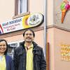 (bjk)   Im ehemaligen „La Taverna“ in der Hauptstraße 60 eröffnete das Restaurant „Raan Boekban“ mit thailändischer Küche. Narong Boekban, 45, der zuvor im Thai-Restaurant „Rainbow Garden“ in Würzburg und davor in Thailand Chefkoch war, wagt mit Frau Kawareeya, 44, in Rieneck damit den Sprung in die Selbstständigkeit. Auf der Speisekarte stehen unter anderem Thai-Curry, gebratener Reis, Nudeln und Fisch. Es wird weiterhin das Eis von Salvatore Cozzolino geben. Dessen Vater Raffaele, ehemaliger Inhaber des im Dezember aus gesundheitlichen Gründen geschlossenen „La Taverna“, ist betrübt über die negativen Reaktionen auf die Überlegung, die Räume für Asylbewerber umzubauen. Das wäre nur eine Möglichkeit gewesen, man habe sich noch nicht festgelegt gehabt. Vorrangiges Ziel sei gewesen, das Restaurant zu vermieten. Cozzolino betreibt weiterhin den Kiosk im Burgsinner Schwimmbad. Das „Raan Boekban“ hat täglich von 11.30 bis 14 und von 17 bis 22 Uhr geöffnet. Dienstag ist Ruhetag. Im Sommer ist die durchgehende Öffnung geplant.