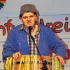 Alois Pfrang erzählt in der Bütt lustige Begebenheiten aus dem Rentneralltag.