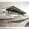 (kwi)   Der Architekten und Ingenieurverein (AIV) Schweinfurt setzt seine Auseinandersetzung mit Architekten, die in Schweinfurt ihre Spuren hinterlassen haben, mit Paul Bonatz (1877 – 1956) fort. Am 20. März, 19 Uhr, wird Wolfgang Voigt, der stellvertretende Direktor des Deutschen Architekturmuseums in Frankfurt und ein profunder Kenner von Bonatz, in der Kunsthalle einen Vortrag über den Architekten halten, der in Schweinfurt für drei markante Bauten verantwortlich ist: Das Verwaltungsgebäude von ZF Sachs, das Willy-Sachs-Stadion und die Friedenschule. Am 6. April ist eine Führung zu den Bauten geplant. Paul Bonatz ist in den vergangenen Jahren vor allem wegen der Auseinandersetzungen um den Stuttgarter Hauptbahnhof, einen seiner bekanntesten Bauten, in der öffentlichen Diskussion. Im Mainstream der modernen Architekturgeschichte war er zuvor als Vertreter der traditionalistischen „Stuttgarter Schule“ eher eine Randfigur, schreibt der AIV in seiner Einladung. Das Foto zeigt die Tribüne des Willy-Sachs-Stadions Mitte der 1930er-Jahre.