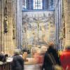 (lsw)   Im Freiburger Münster hängt seit Aschermittwoch wieder ein geschichtsträchtiges Fastentuch. Seit mehr als 400 Jahren verhüllt das zehn mal zwölf Meter große Tuch zum Beginn der Fastenzeit den Hochaltar. Nach Angaben des Erzbistums wurde das Tuch zwischen 1611 und 1612 vom französischen Maler Francois Arparel geschaffen. Den Angaben nach ist es das größte noch erhaltene Stück dieser Art in Europa. Das Fastentuch zeigt in seiner Mitte eine riesige Kreuzigungsdarstellung, deren Hauptfiguren über dreieinhalb Meter messen. Sie sind umgeben von Szenen der Passion. Diese lehnen sich eng an Albrecht Dürers Holzschnitte „Die große Passion“ an. Das Fastentuch besteht aus 13 Leinentuchbahnen und wurde zwischen 2000 und 2002 aufwendig restauriert. Seit dem Mittelalter gibt es die Tradition der Fastentücher, die in der Fastenzeit die prächtigen Altaraufbauten mit der Darstellung des auferstandenen Christus verhüllen und dem Kirchenvolk stattdessen die Leidensgeschichte Christi vor Augen führen sollten. Fastentücher sind sowohl in katholischen als auch in evangelischen Kirchen zu sehen. Sie werden zum Ende der Fastenzeit am Karsamstag wieder abgehängt.