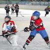 Wirbelnde Eis-Kristalle: Bad Kissingens Jung-Wolf Christian Kaiser (rechts) in Aktion im Spiel gegen den späteren Turniersieger aus Bad Nauheim. Foto: Hopf