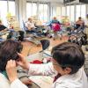 In guten Händen: Im neuen Plasmazentrum wird vor der Entnahme am Laborplatz anhand eines Bluttropfens aus dem Ohrläppchen überprüft, ob der Spender die erforderlichen Blutwerte aufweist und zur Spende zugelassen werden kann. Im Hintergrund ist der Entnahmeraum in der Juliuspromenade zu sehen.