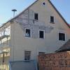 Aus Alt mach Neu: Während der Gemeinde Aufträge für den Ausstellungspavillon des Schnitz|Stand|Ort|Rhön, der anstelle der Alten Schule in Sandberg entstehen soll, vergab, hat deren Abriss in dieser Woche begonnen. Etwa zwei Wochen lang soll das Gebäude entkernt werden, dann rollen die Bagger an und erledigen die restlichen Arbeiten.