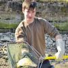 Glücklich mit seiner Wahl: Fabian Gräfe lernt im Teichwirtschaftlichen Beispielbetrieb des Bezirks Unterfranken in Maidbronn (Lkr. Würzburg) den Beruf des Fischwirts und möchte nichts anderes machen.