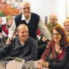 Literarisch unterwegs in Kanada: Gut besucht war wieder einmal das Café Art bei der jüngsten Ausgabe von „Mellrichstadt liest“. Im Bild (stehend) Moderator Fred Rautenberg mit Gastleser David Henkes und Peggy Geßner, der zweiten Moderatorin der Aktion „Bürger lesen für Bürger“.