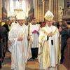 Beim Auszug: Erzbischof Ludwig Schick (rechts) weihte den bisherigen Subregens des Priesterseminars, Herwig Gössl (links), durch Handauflegung und Gebet zum Weihbischof. Im Bild die Beiden nach der Zeremonie beim Auszug aus dem Bamberger Dom, den rund 2000 Gläubige füllten.