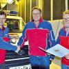Verdiente Helfer: Urkunde und eine Anstecknadel überreichte Bereitschaftsleiter Oliver Scheuplein bei der Jahresversammlung der Bergwacht Bischofsheim an Albert Back und Bruno Büchs. Sie waren, gemeinsam mit Ingo Sauer und Harald Dahinten beim Hochwassereinsatz in Deggendorf aktiv.