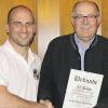 Treuer Club-Fan: Alexander Bergmann überreichte Karl-Heinz Rebitzer die Urkunde für 25 Jahre Mitgliedschaft.