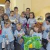 (ret)   Die Kindergartenkinder der Villa Kunterbunt Holzkirchhausen besuchten die Zahnarztpraxis von Dr. Andrea Löffler in Helmstadt. Die erklärte kinderfreundlich, dass Zahnpflege ebenso wichtig ist wie richtige Ernährung. Löffler und ihre Assistentin Anna Kempf zeigten den Kindern den Zahnarztstuhl und einige Geräte. Mit eigenem Mundschutz und kleinem Spiegel durften die Kinder bei „Goldie, dem Seelöwen“ die Zähne zählen und kontrollieren, ob alle gut gepflegt sind. Zum Abschluss bekamen sie ein Zahnputzdiplom sowie eine Kinderbürste und Zahncreme.