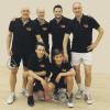 (faf)   Die Squasher des TSC Heuchelhof waren in der abgelaufenen Spielzeit der Landesliga Nord eine Klasse für sich: Die Würzburger holten sich souverän die Meisterschaft und schlagen in der neuen Saison in der Bayernliga auf. Dabei, so sagt Abteilungsleiter Steffen Rösner, „ist es uns wichtig, auf die Jugend zu setzen“. Mit Julian und Daniel Friedewald stehen zwei Jugendliche im Team, die heuer in allen Partien zum Einsatz gekommen sind und auch auf nationaler Ebene Erfolge feiern. Effektivster Spieler der Saison war indes der Lengfelder Benjamin Rösner, der einst als Tischtennis-Profi in der Bundesliga spielte. Unser Bild zeigt das meisterliche Team des TSC Heuchelhof: (hinten von links) Falk Janotta, Rüdiger Ziemelis, Benjamin Rösner, Wolfram Bühl sowie (vorne von links) Julian und Daniel Friedewald.