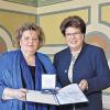 Bei der Verleihung: Landtagspräsidentin Barbara Stamm (rechts) überreicht der Bürgermeisterin von Kleinrinderfeld Eva Linsenbreder (links) die Bayerische Verfassungsmedaille.